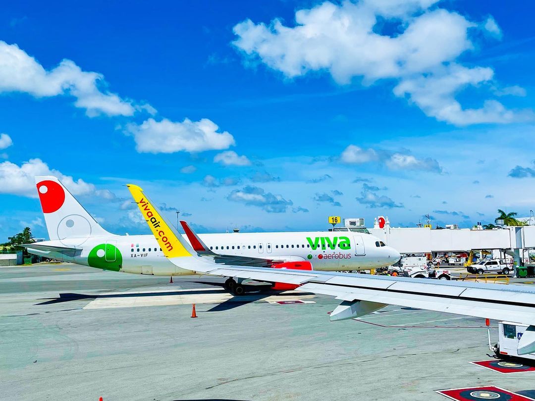 airplanes at cancun airport