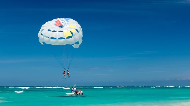 A person parasailing which is one of the things you have to do when in Cancun