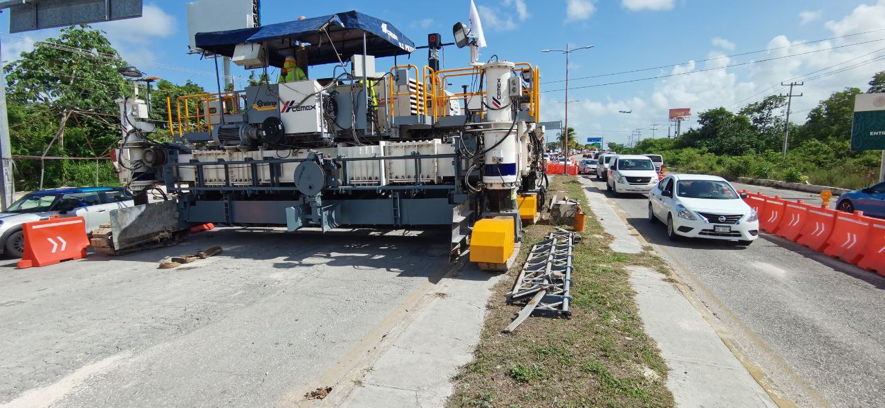 Boulevard Colosio's construction work and traffic in Cancun