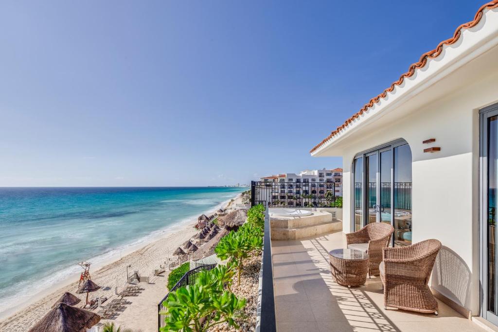 Ocean view and hotel view from Hotel Fiesta Americana Condesa Cancun