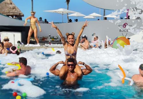 Couple at a pool party with foam at Temptation Cancun Resort 