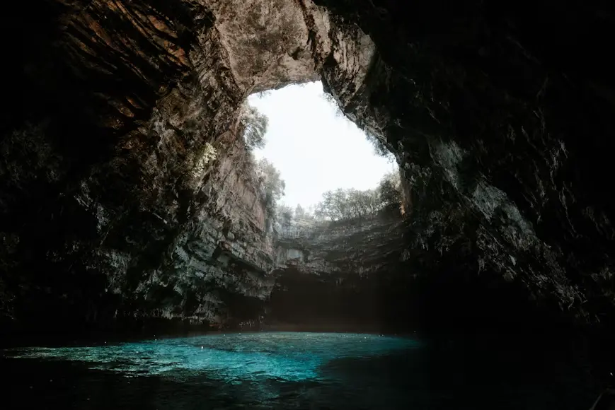 Cenote semiabierto de la Península de Yucatán, México.
